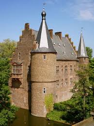 Das nach einem bombenangriff im zweiten weltkrieg im november 1943 bis auf die grundmauern zerstörte herrenhaus wurde nicht wieder aufgebaut. Burg Konradsheim Ava