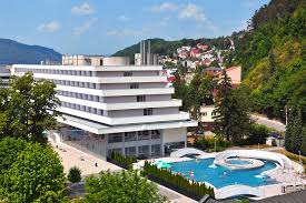 Stretnete tu už nielen seniorov, ale aj dámy na skrášľovacom pobyte, športovcov. Thermal Spa Trencianske Teplice Krym