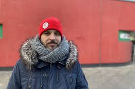 Jahrein alfred ile yaşadığı anıları anlatıyor ve çılgın kedilerin nedenini sorguluyor. Ein Teil Von Uns Judische Allgemeine