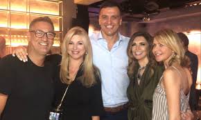 Αυτα ειναι τα πατουσακια ντυμενα με αστερακια του διασημου γιου τουσ Sto Salon De Bricolage O Basilhs Kikilias Me Th Tzenh Mpalatsinoy Polis Magazino