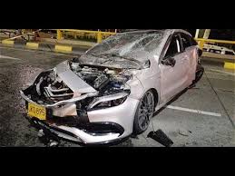 Accidente Mercedenz Benz Amg45 En Piques En Tunel De La Avenida Colombia En Cali Youtube