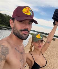 Nosso primeiro dia 3 juntos… Um mês de nós e parece que já vivemos uma  história inteira. Você chegou e transformou tudo. Me mostrou que o amor é  simples, é cuidado, é