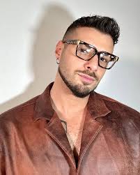 A mix of boldness and character, for fashion men. (cr.@antonio_diurno)  #myzeelool #zeeloolmensstylepic #mensglasses #zeeloolmen Adenike  https://bit.ly/4fB3PWo Garza https://bit.ly/3Q3qLTX Curtis  https://bit.ly/3Dtt8JZ