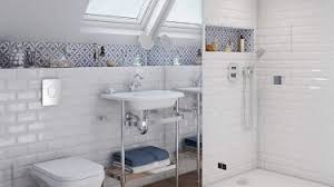 Le plancher de la salle de bain sous pente doit pouvoir supporter le poids des éléments sanitaires, et tout particulièrement celui de la baignoire. Salle De Bain Sous Pente Dans Une Piece De 4m Etude De Cas