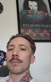 Chris Cornell getting a haircut