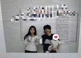 1986年， 製作張國榮國語專輯《英雄本色當年情》。 1987年， 赴新加坡製作並演唱個人第一張英文專輯《stories》，在臺發行一個月內即銷售16萬張，造成轟動。 《stories》發行一周即蟬聯香港英文排行榜冠軍。 演唱〈讓他自由〉，收錄在《快樂天堂》專輯中。 è®¤ä¸Žå¼ ç¢§æ™¨æœªå©šè‚²ä¸€å¥³åŽæ™¨å®‡é©³æ–¥åŠˆè…¿é€¼å •èƒŽ æ—©æŠ¥