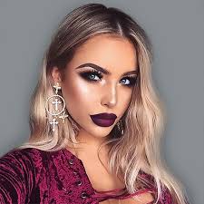 Fini Le Contouring Place Au Strobing Avec L Highlighter L Highlighter C Est La Nouvelle T Maquillage Cheveux Blonds Beau Maquillage Coiffure Et Beaute