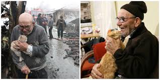 Yanginda Kul Olan Evini Kedisine Sarilarak Izlemisti Ali Dede Artik Yeni Evinde Kedileriyle Mutlu Onedio Com
