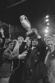 De finale van het europees kampioenschap voetbal 1988 werd gehouden op 25 juni 1988 in het olympiastadion in münchen. Datei Huldiging Nederlands Elftal Na Europees Kampioenschap 1988 Te Munchen In Amsterd Bestanddeelnr 934 2755 Jpg Wikipedia