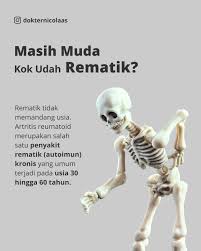 Rematik nggak cuma dialami orang tua, lho. Salah satu jenis rematik, yaitu  artritis reumatoid, justru sering muncul di usia 30–60 tahun. Penyakit ini  disebabkan oleh gangguan autoimun yang menyerang sendi, bikin sendi