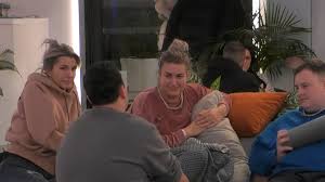Hij probeert aan te pappen met dat meisje. Tinder Match In Big Brother Huis Leidt Tot Verbazing Rtl Boulevard