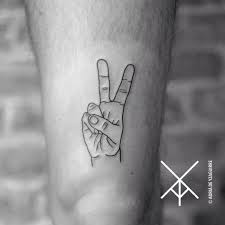 Peace tattoo stands for a pacifist comprehension on one hand, while it also delivers with a political statement. Instagram Photo By Adria De Yzaguirre May 24 2016 At 8 16am Utc Peace Sign Tattoos Simple Hand Tattoos Tattoos