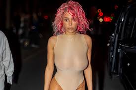 Бьянка Цензори: кто она, почему так странно одевается, брак с Канье Уэстом,  биография - Газета.Ru