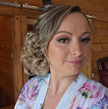 Who can make gender reveal cupcakes with blue or pink frosting in  Westmoreland, NY?