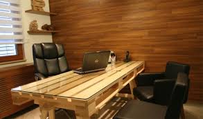Although having a customized desk built to fit your specific space can be. 19 Diy Pallet Desks A Nice Way To Save Money And To Customize Your Home Office