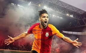 سجل الهولندي المخضرم، ويسلي شنايدر، لاعب فريق غلطة سراي، هدفا مذهلا في مرمى ضيفه قاسم باشا، في المباراة التي جمعتهما، في المرحلة 30، من الدوري التركي لكرة القدم. Ø¨Ø§Ù„ÙÙŠØ¯ÙŠÙˆ Ø§Ø³ØªÙ‚Ø¨Ø§Ù„ Ø£Ø³Ø·ÙˆØ±ÙŠ Ù„Ù„ÙƒÙˆÙ„Ù…Ø¨ÙŠ ÙØ§Ù„ÙƒØ§Ùˆ ÙÙŠ ØºÙ„Ø·Ø© Ø³Ø±Ø§ÙŠ Ø±ÙŠØ§Ø¶Ø© Ø¹Ø±Ø¨ÙŠØ© ÙˆØ¯ÙˆÙ„ÙŠØ© Ø§Ù„Ø¥Ù…Ø§Ø±Ø§Øª Ø§Ù„ÙŠÙˆÙ…