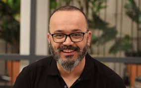 Preparação total de cabelo e maquiagem. Fernando Rocha Humorista Faz Piadas Sobre Mulheres Brasileiras E E Acusado De Xenofobia Nova Gente