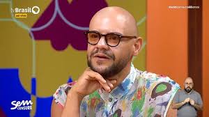 Príncipe William é flagrado segurando a cintura de uma mulher misteriosa em  balada