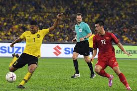 Tiền vệ minh vương (giữa) tại buổi tập. Viá»‡t Nam Vs Malaysia Tuyá»ƒn Viá»‡t Nam Ä'á»ƒ Tháº¯ng Malaysia Kho Ma Dá»… Vietnamnet