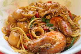 600 gm mee kuning 100 gm isi ayam hiris nipis 100 gm udang 250 gm sawi hijau potong kecil 100 gm bunga kubis hiris 100 gm kobis hiiris 1 biji cili merah mayang 1 s/b lada hitam 3 s/b kicap pekat 3 s/b sos tomato 3 sudu besar minyak 1 cawan air 4 ulas bawang. Mee Hailam Yang Sedaaapp Azie Kitchen