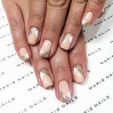 Le gel étant très solide, il faut la plupart du temps l'enlever d'abord à l'aide d'un polissoir puis avec de l'acétone, avant d'être limé. A Tes Pinceaux On T A Deniche Les Plus Belles Manucures A Refaire Pour Noel Et L An Manucure De Fete Vernis A Ongles Manucure