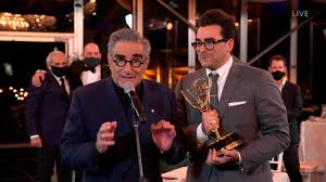 Джерри чиккоритти, пол фокс, джордан каннинг. Canadians Rejoice As Schitt S Creek Sweeps 2020 Emmy Awards The New York Times