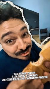 Vai treinando! 😏 O vice-diretor Julian já está se preparando!, O pão do 3º  Festival do Cachorro-Quente 🌭 é enorme: 150g ⚖️ e 23 cm 📏 de largura!, E  o melhor: você mesmo monta seu próprio ...