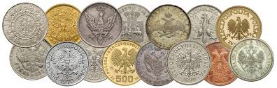 Nowością będą okolicznościowe i kolekcjonerskie monety euro emitowane przez bank polski, podobnie jak ma to obecnie miejsce w innych krajach należących do strefy euro. Katalog Monet Ceny Monet Kolekcjonerskich Monety Obiegowe Snajper Aukcyjny Centrum Numizmatyczne