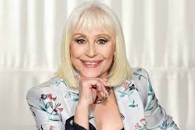 Fue cantante y logró la fama y la popularidad en españa también como presentadora de televisión. Iw Aywmicnmjfm