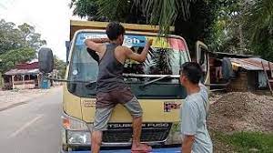 Contoh tulisan stiker kaca depan mobil contoh banner 1002 modifikasi stiker kaca mobil lucu dan paling keren otoflik stiker kaca depan mobil civic 01 windshield cutting stiker variasi jual aksesoris stiker body magnet lazada co id. Pasang Tulisan Depan Kaca Mobil Youtube