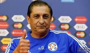 المدرب رامون دياز ي شيد بشجاعة لاعبي فريقه الهلال Sports Peace Gesture Peace