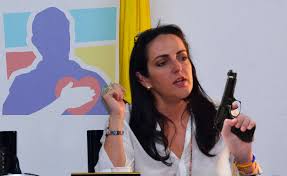 Tal vez por influencia de la dantesca iconografía católica romana más tradicional, la representante imagina calderos y pailas hirviendo a donde van a parar los comunistas (es decir. Razonable Y Coherente La Propuesta Para El Porte De Arma De Maria Fernanda Cabal