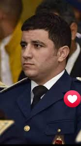 يجب معاقبتها بأشد العقاب لتكن عبرة لمن سولت له مد يده على رجل دولة. مهما  كان فهو رجل سلطة يسهر على سلامة المواطن .فأنا مع القائد