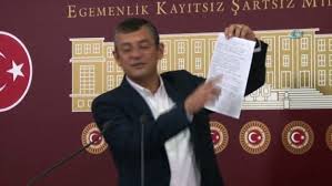 Özel, üniversiteden mezun olduktan sonra 2011 yılında milletvekili seçilene kadar perakende eczacı olarak çalıştı. Chp Grup Baskanvekili Ozgur Ozel Bizim Uyguladigimiz Kisim Is Bankasi Na Yonetim Kurulu Uyesi Veriyoruz Hisseleri Duzgunce Temsil Ediyoruz