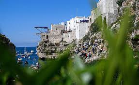 Aug 11, 2021 · get the most out of your holidays with daily mail. Red Bull Cliff Diving Na Starom Mostu Po Sesti Put Bljesak Info Bh Internet Magazin