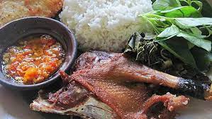 Restoran pondok suryo begor, menawarkan berbagai menu bebek dan makanan yang siap memanjakan selera. Resep Bebek Goreng Sambal Korek Lifestyle Fimela Com