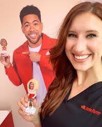 Lori Grindle's Instagram, Twitter & Facebook