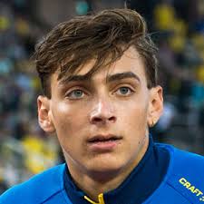 Le 8 février 2020 lors du meeting en salle de toruń , le suédois armand duplantis améliore d'un centimètre le record du monde de renaud lavillenie en effaçant à son deuxième essai une barre à 6,17 m  28 . Armand Duplantis Age Birthday Height Nextbirthdays