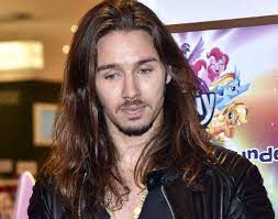 gil ofarim in tiefer trauer werde dich nie vergessen lange haare manner manner frisuren frisuren langhaar