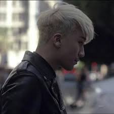 The boy wiggles onto you so his head is resting in your lap. Pin Di Big Bang
