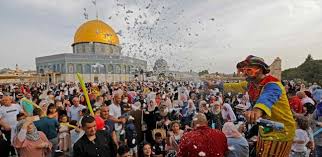 أن يحضر الإمام ويؤم الناس بركعتين، يكبر في الأولى تكبيرة الإحرام ثم يكبر بعدها ست تكبيرات، ثم يقرأ الفاتحة، ويقرأ سورة (ق) في الركعة الأولى. Ø£Ù„ÙˆØ§Ù† Ø§Ù„ÙˆØ·Ù† Ø¨Ø§Ù„ØµÙˆØ± ØµÙ„Ø§Ø© Ø§Ù„Ø¹ÙŠØ¯ ÙÙŠ Ù…ØµØ± ÙˆØ¹Ø¯Ø¯ Ù…Ù† Ø§Ù„Ø¯ÙˆÙ„ Ø§Ù„Ø¥Ø³Ù„Ø§Ù…ÙŠØ©