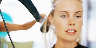 Wer schwarze oder dunkle haare blond färben möchte, sollte sich vorab bewusst sein, dass dies die haarstruktur stark schädigt. Blond Blond Aber Bitte Naturlich So Funktioniert Blondieren