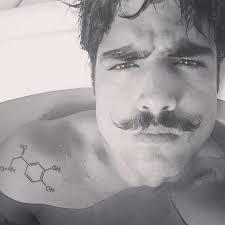 Caio castro foi pai em 2013, mas criança morreu dias após o nascimento (foto: Na Banheira Caio Castro Mostra Tatuagem No Ombro Ofuxico