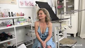 Azgın doktor ameli ile ilgilenir