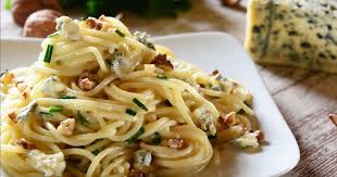 Un Souper A La Hauteur De Vos Attentes Le Spaghetti Carbonara Yummy Pasta Recipes Spaghetti Carbonara Pasta Recipes
