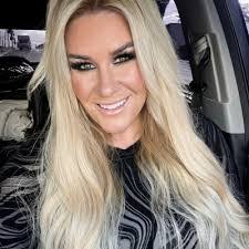 Lisa Uselton's Instagram, Twitter & Facebook