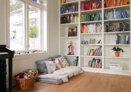 1001 Top Astuces Pour Inviter La Pedagogie Montessori A La Maison Coin Lecture Enfants Chambre Enfant Decoration Chambre Bebe Mixte