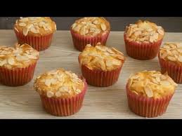 Madeleines Aux Pommes Et Raisins Secs Youtube En 2020 Raisins Secs Moelleux Aux Pommes Gateau A L Orange