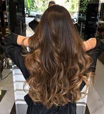 On ne vous recommande pas les couches courtes si vous avez des cheveux ondulés. Cheveux Coiffure Cheveux Ondules Cheveux Aux Extremites Blondes Cheveux Bruns Cheveux Marrons Cheveux Lon Haarfarben Haare Balayage Balayage Frisur