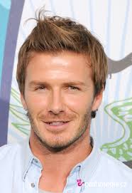 David beckham hält sich an die regeln und beweist mit seinem neuen selbst kreierten buzz cut dass man seine frisur auch ohne großen aufwand selbst in den griff bekommen kann. David Beckham Frisur Zum Ausprobieren In Efrisuren